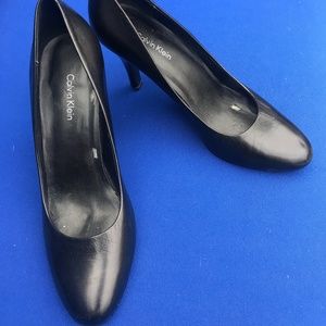 Calvin Klein black size 7.5 pump